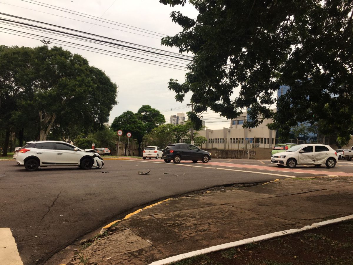 Dois carros brancos foram atingidos por motorista que furou o sinal vermelho (Foto: Carla Salentim) 