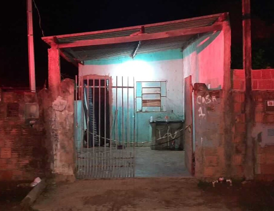 Homem foi morto a tiros dentro de casa, no Dom Antônio Barbosa (Foto: José Aparecido)