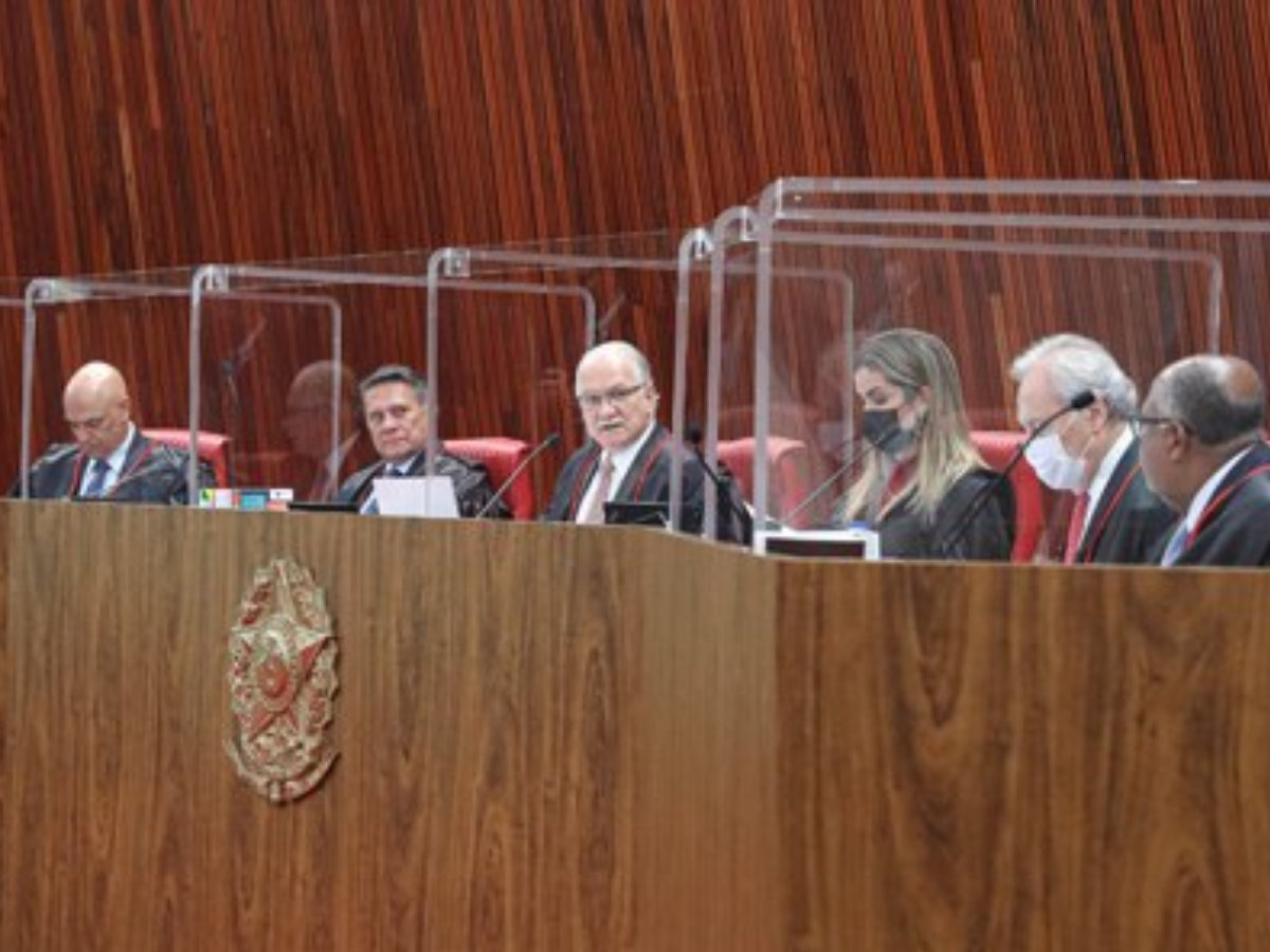 Sessão do TSE que decidiu pelo efeito suspensivo de cancelamento dos títulos de eleitor irregulares (Foto: TSE)