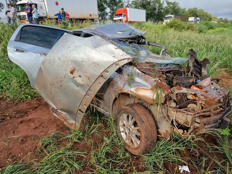 Carro destruído após colisão carreta (Foto: Divulgação)